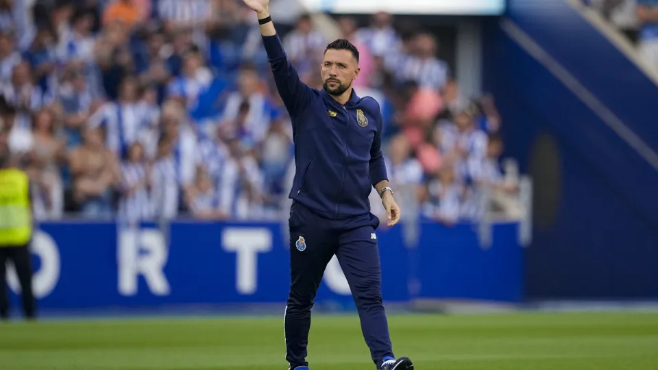 PORTO, PORTUGAL - AUGUST 3: Porto Head Coach Francesco Farioli getting into the field prior to the Pre-Season Friendly match between FC Porto and Atletico de Madrid at Estádio do Dragão on August 3, 2025 in Porto, Portugal. (Photo by Pedro Loureiro/Eurasi