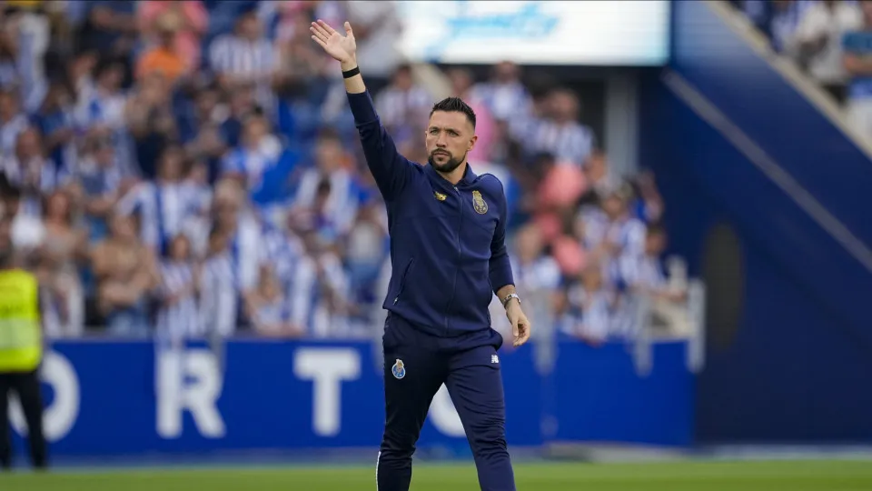PORTO, PORTUGAL - AUGUST 3: Porto Head Coach Francesco Farioli getting into the field prior to the Pre-Season Friendly match between FC Porto and Atletico de Madrid at Estádio do Dragão on August 3, 2025 in Porto, Portugal. (Photo by Pedro Loureiro/Eurasi
