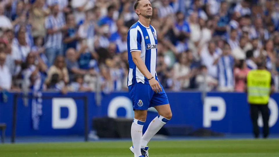 PORTO, PORTUGAL - AUGUST 3: Luuk de Jong of FC Porto getting into the field prior to the Pre-Season Friendly match between FC Porto and Atletico de Madrid at Estádio do Dragão on August 3, 2025 in Porto, Portugal. (Photo by Pedro Loureiro/Eurasia Sport Im