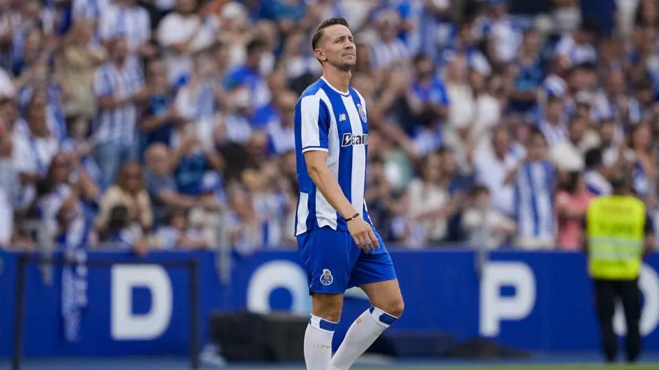 Luuk de Jong é 'dor de cabeça' por resolver no FC Porto