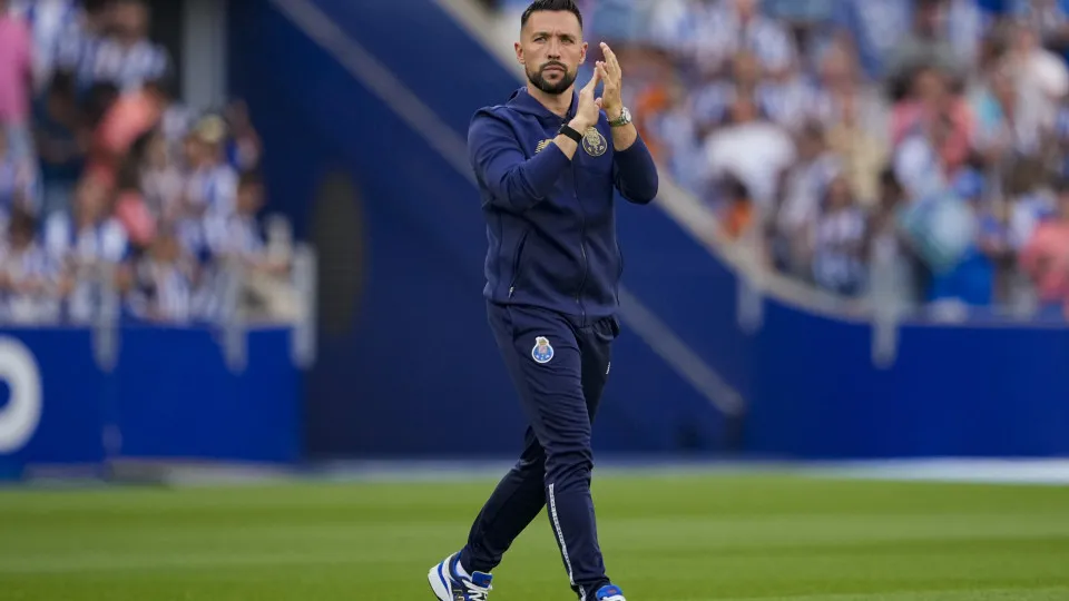 PORTO, PORTUGAL - AUGUST 3: Porto Head Coach Francesco Farioli getting into the field prior to the Pre-Season Friendly match between FC Porto and Atletico de Madrid at Estádio do Dragão on August 3, 2025 in Porto, Portugal. (Photo by Pedro Loureiro/Eurasi