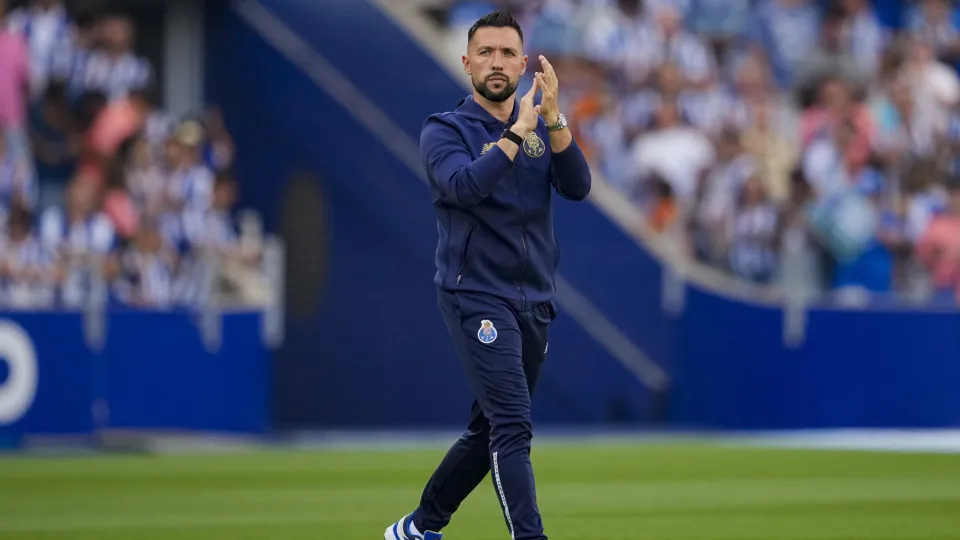 PORTO, PORTUGAL - AUGUST 3: Porto Head Coach Francesco Farioli getting into the field prior to the Pre-Season Friendly match between FC Porto and Atletico de Madrid at Estádio do Dragão on August 3, 2025 in Porto, Portugal. (Photo by Pedro Loureiro/Eurasi