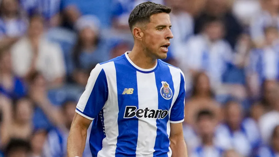 PORTO, PORTUGAL - AUGUST 3: Jan Bednarek of FC Porto looks to pass the ball during the Pre-Season Friendly match between FC Porto and Atletico de Madrid at Estádio do Dragão on August 3, 2025 in Porto, Portugal. (Photo by Pedro Loureiro/Eurasia Sport Imag