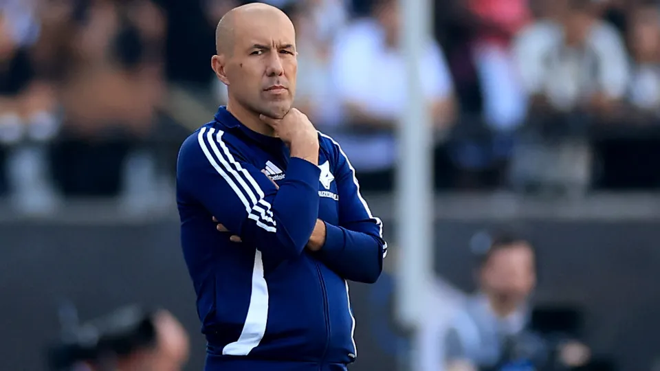 RIO DE JANEIRO, BRAZIL - AUGUST 03: Leonardo Jardim, head coach of Cruzeiro looks on during the match between Botafogo and Cruzeiro as part of Brasileirao 2025 at Estadio Olímpico Nilton Santos on August 03, 2025 in Rio de Janeiro, Brazil. (Photo by Buda 