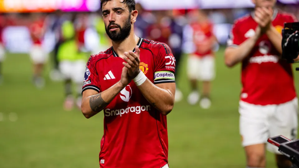 ATLANTA, GEORGIA - AUGUST 03: Bruno Fernandes of Manchester United applauds fans following the Premier League Summer Series match between Manchester United and Everton at Mercedes-Benz Stadium on August 03, 2025 in Atlanta, Georgia. (Photo by Ash Donelon/