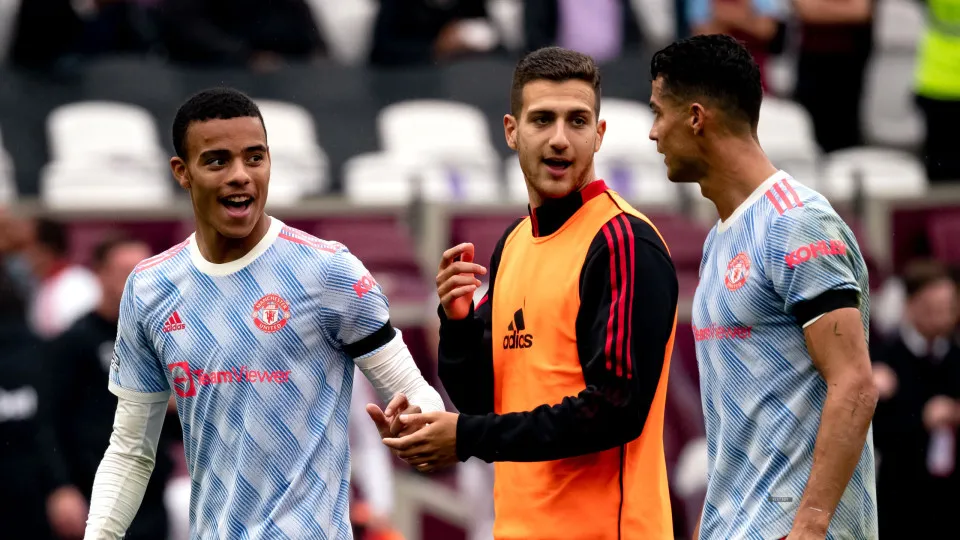 LONDON, ENGLAND - SEPTEMBER 19:    Diogo Dalot of Manchester United walks off with his team-mates Mason Greenwood and Cristiano Ronaldo at the end of the Premier League match between West Ham United and Manchester United at London Stadium on September 19,
