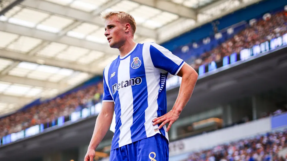 PORTO, PORTUGAL - JULY 27: Victor Froholdt of FC Porto prepares to take a corner kick during the Pre-Season Friendly match between FC Porto and FC Twente at Estadio do Dragao on July 27, 2025 in Porto, Portugal. (Photo by Diogo Cardoso/Getty Images)
