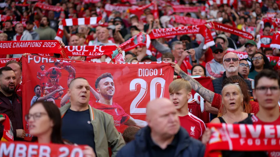 LIVERPOOL, ENGLAND - AUGUST 04: A fan holds up a flag to commemorate Diogo Jota prior to the pre-season friendly match between Liverpool and Athletic Club Bilbao at Anfield on August 04, 2025 in Liverpool, England. (Photo by Carl Recine/Getty Images)