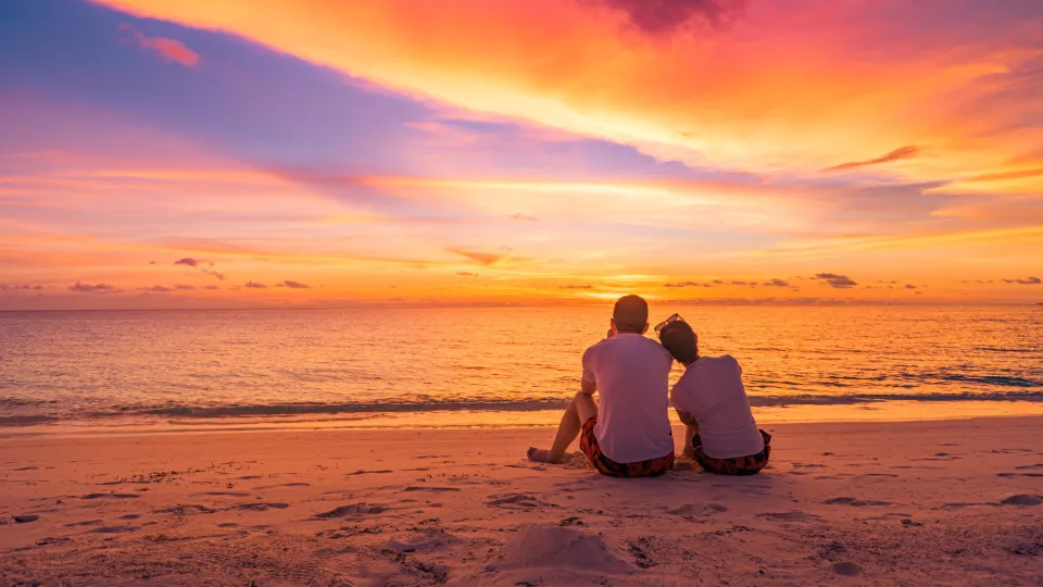 morar perto do mar; casal; por do sol