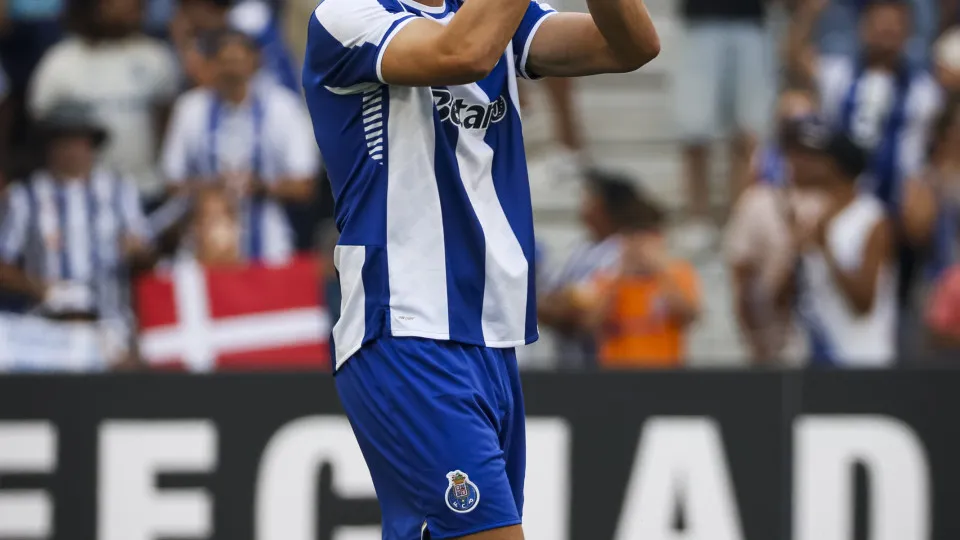 FC Porto presents new player Luuk de Jong during the match between FC Porto and Atlético Madrid at the Estádio do Dragão,  on August 3, 2025 in Porto, Portugal. (Photo by Rita Franca/NurPhoto via Getty Images)
