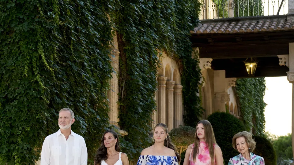 PALMA DE MALLORCA, SPAIN - AUGUST 04: (L-R) King Felipe VI of Spain, Queen Letizia of Spain, Crown Princess Leonor of Spain, Princess Sofia of Spain and Queen Sofia host a dinner for authorities at Marivent Palace on August 04, 2025 in Palma de Mallorca, 