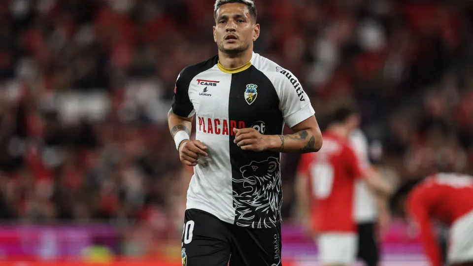 LISBON, PORTUGAL - APRIL 2: Rony Lopes of SC Farense during the Liga Betclic match between Sport Lisboa e Benfica and SC Farense at Estadio da Luz on April 2, 2025 in Lisbon, Portugal. (Photo by Carlos Rodrigues/Getty Images)