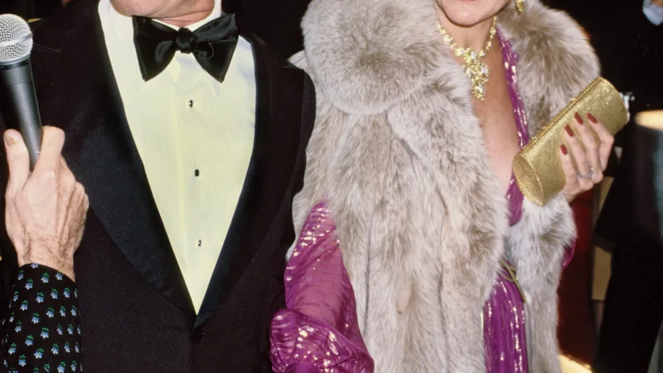 LOS ANGELES - CIRCA 1974:  Joanna and Johnny Carson host of the Tonight Show, attend an event circa 1974 in Los Angeles, California. (Photo by Michael Ochs Archives/Getty Images)