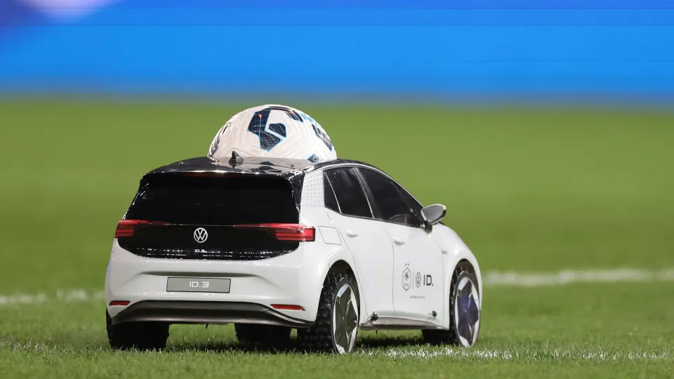 Volkswagen de controlo remoto transporta bola de futebol.