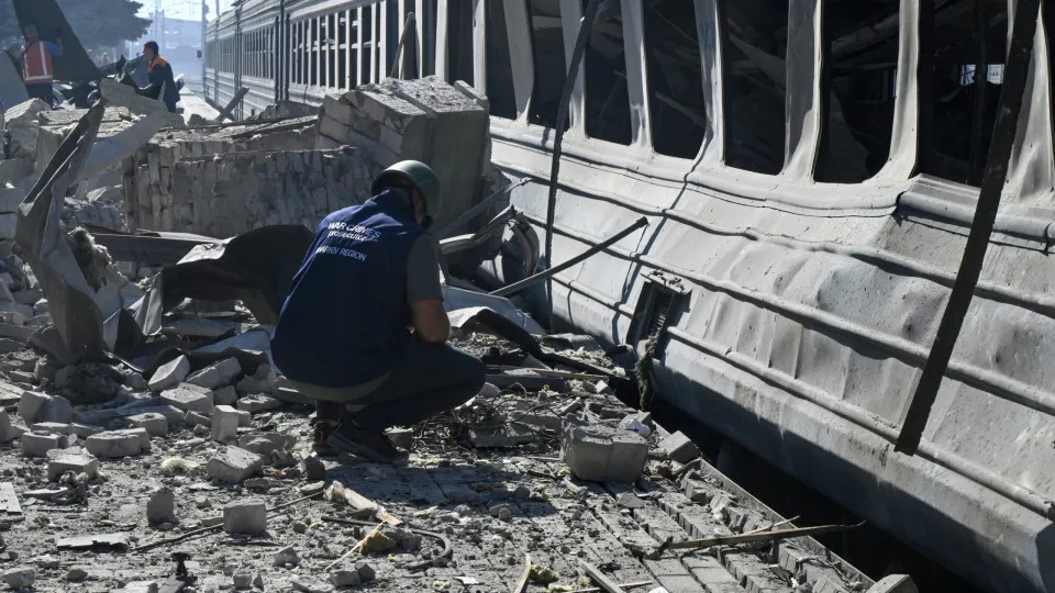 ataque russo em estação de comboios em Lozova, Kharkiv