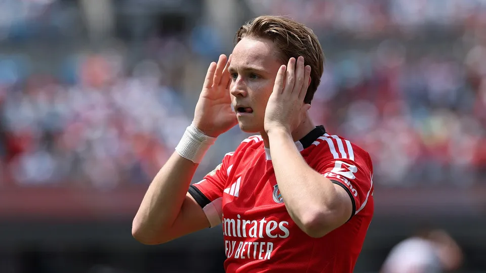 CHARLOTTE, NORTH CAROLINA - JUNE 24:  Andreas Schjelderup #21 of SL Benfica celebrates scoring his team's first goal during the FIFA Club World Cup 2025 group C match between SL Benfica and FC Bayern München at Bank of America Stadium on June 24, 2025 in 