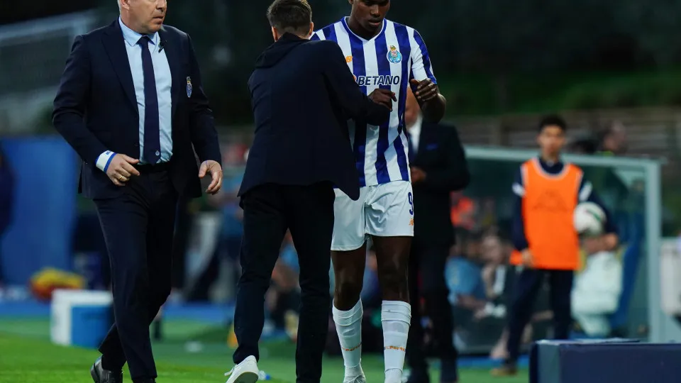 ESTORIL, PORTUGAL - MARCH 30:  Head Coach Martin Anselmi of FC Porto with Samuel Omorodion Aghehowa of FC Porto during the Liga Portugal Betclic match between GD Estoril Praia and FC Porto at Estadio Antonio Coimbra da Mota on March 30, 2025 in Estoril, P