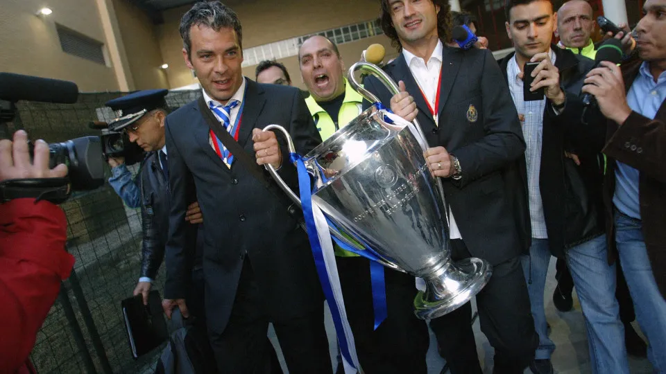 PORTO, PORTUGAL:  FC Porto's players Jorge Costa (L) and Vitor Baia (R) arrive at the Porto airport, northern Portugal, 27 May 2004, with  the trophy of the Champions League after they beat AS Monaco in the final at the Arena AufSchalke stadium in Gelsenk