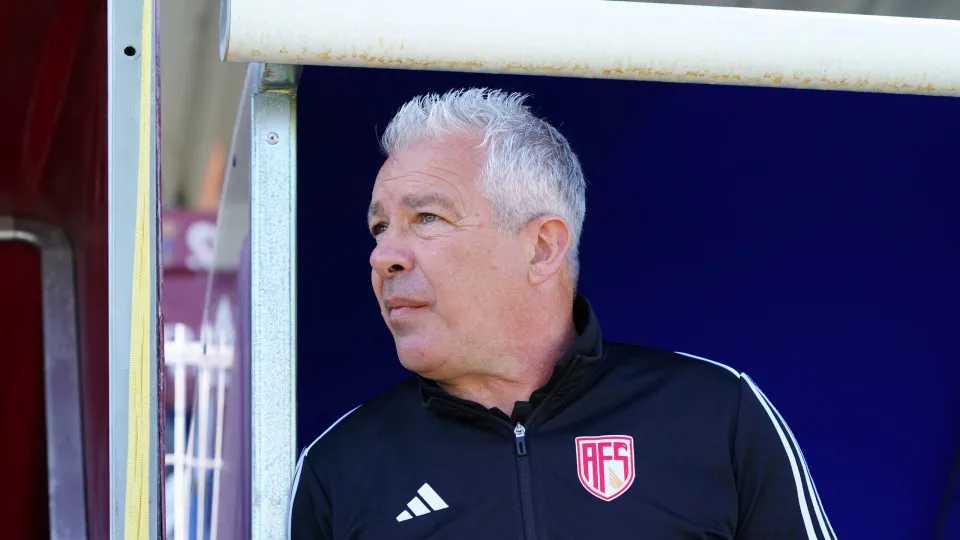 TORRES VEDRAS, PORTUGAL - FEBRUARY 3: Head Coach Jorge Costa of AVS before the start of the Liga Portugal 2 match between SCU Torreense and AVS at Estadio Manuel Marques on February 3, 2024 in Torres Vedras, Portugal.  (Photo by Gualter Fatia/Getty Images