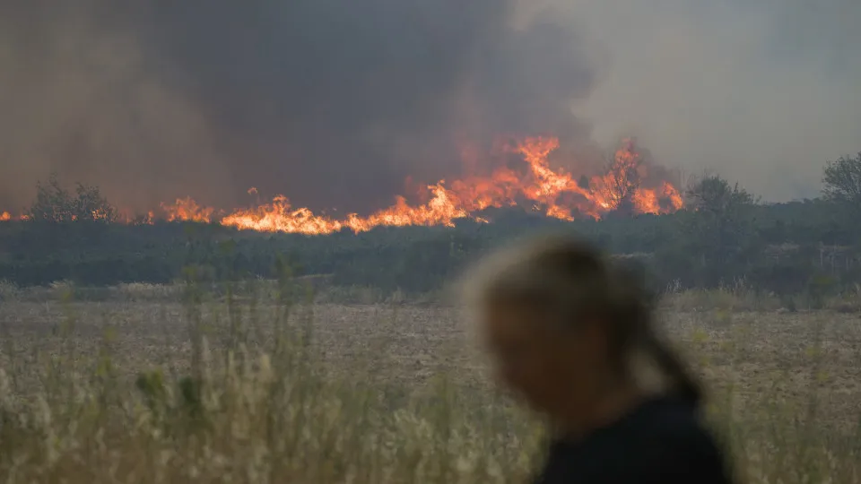Incêndio em França faz 2 feridos e destrói 8.000 hectares em poucas horas