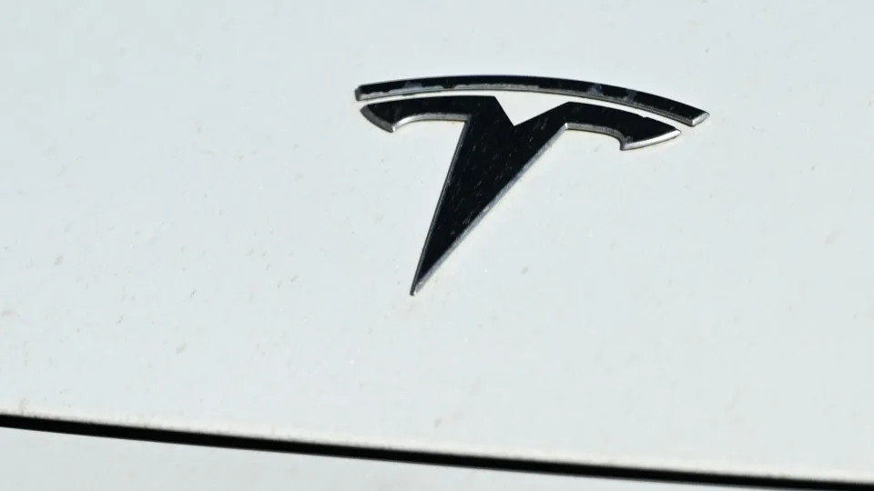 Logótipo da Tesla em Edmonton.