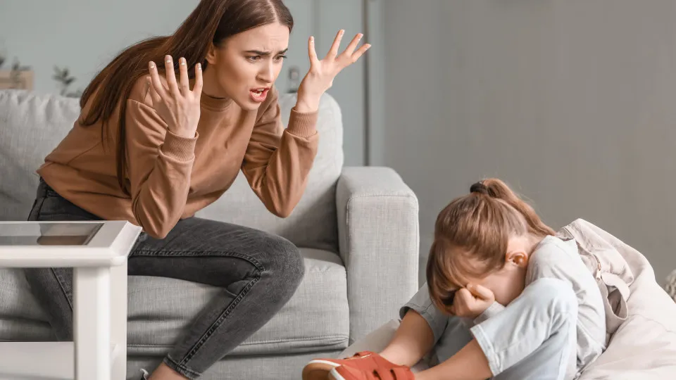 Mãe a gritar com a filha