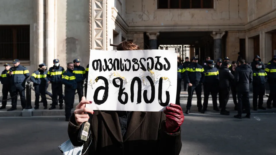 Manifestantes pedem a libertação da jornalista georgiana Mzia Amaglobeli