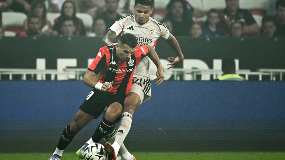 Nice's Algerian forward #19 Badredine Bouanani is tackled by Benfica's Colombian midfielder #20 Richard Rios (R) during the UEFA Champions League 3rd round first leg football match between OGC Nice and SL Benfica at the Allianz Riviera Stadium in Nice, so