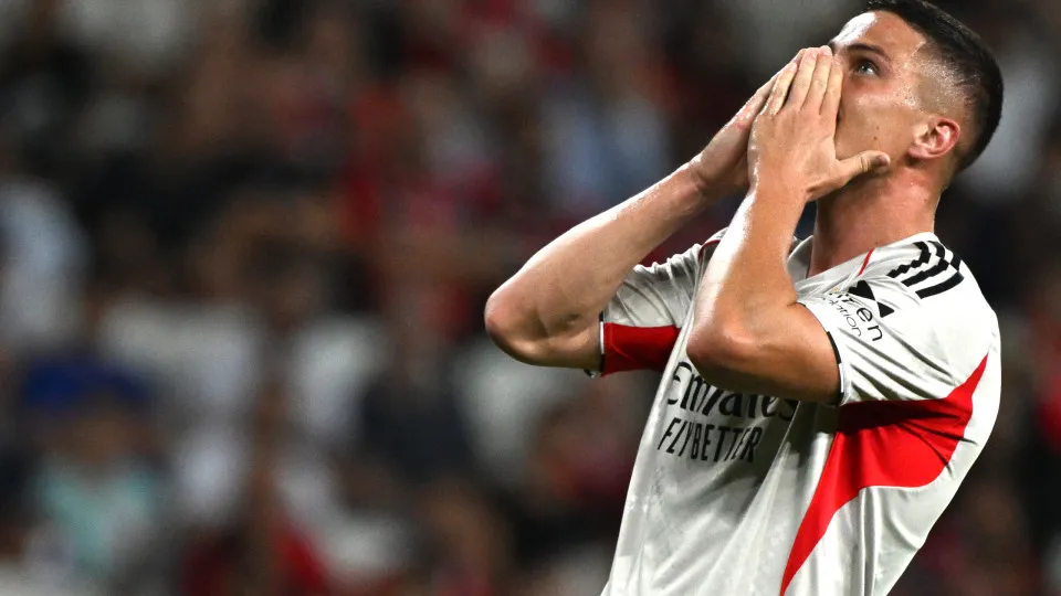 Benfica's Croatian defender #09 Franjo Ivanovic reacts after failing to score during the UEFA Champions League 3rd round first leg football match between OGC Nice and SL Benfica at the Allianz Riviera Stadium in Nice, south-eastern, on August 6, 2025. (Ph