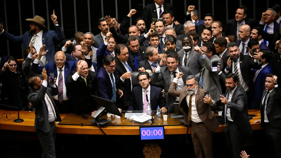 Parlamentares 'bolsonaristas' ocupam e boicotam Congresso brasileiro