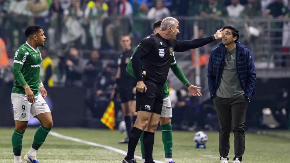 SAO PAULO, BRAZIL - AUGUST 6: Referee Anderson Daronco gestures during a Copa Do Brasil 2025 match between Palmeiras and Corinthians at Allianz Parque on August 6, 2025 in Sao Paulo, Brazil.  (Photo by Riquelve Nata/Sports Press Photo/Getty Images)