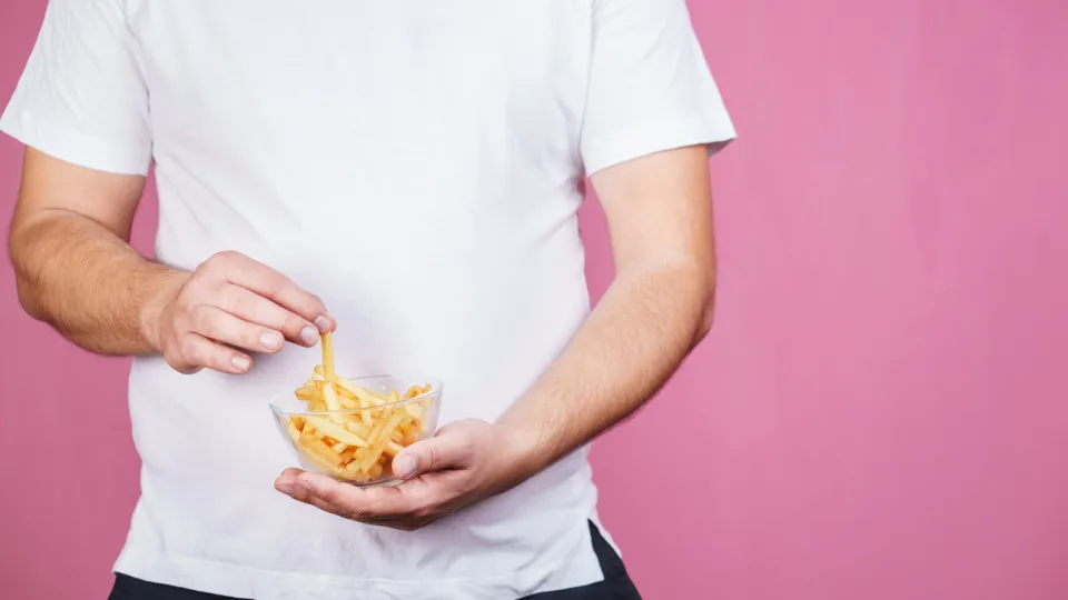 Comer, batatas fritas, homem