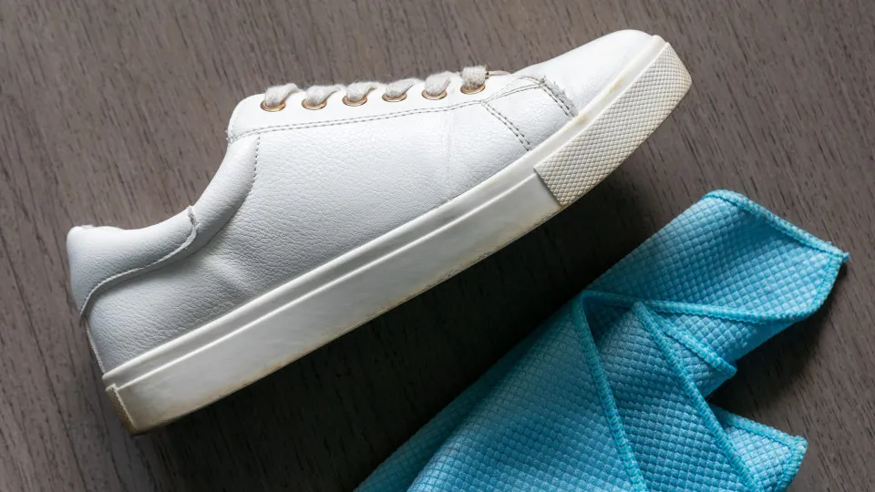 sapatos brancos, limpar