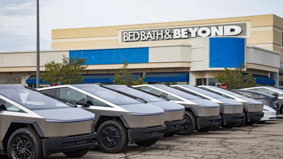 Tesla Cybertrucks armazenados no Michigan.