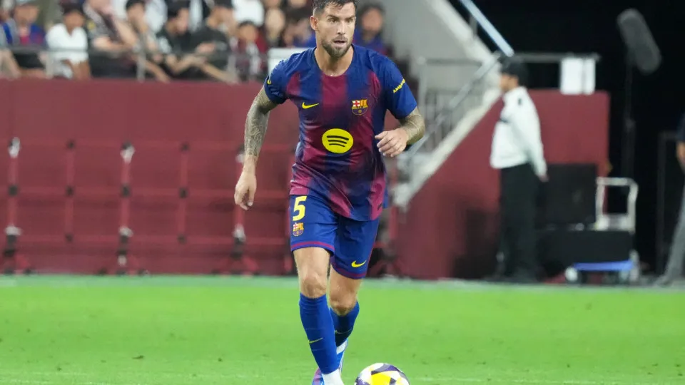 KOBE, JAPAN - JULY 27: Iñigo Martínez of FC Barcelona in action during the preseason friendly between Vissel Kobe and FC Barcelona at Noevir Stadium Kobe on July 27, 2025 in Kobe, Hyogo, Japan. (Photo by Koji Watanabe/Getty Images)