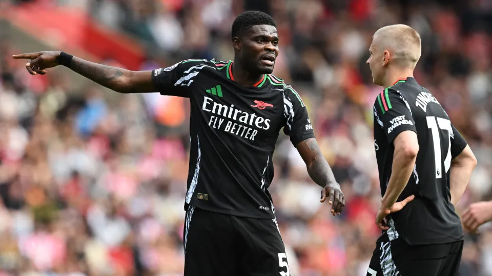 SOUTHAMPTON, ENGLAND - MAY 25: Thomas Partey of Arsenal interacts with his teammate Oleksandr Zinchenko during the Premier League match between Southampton FC and Arsenal FC at St Mary's Stadium on May 25, 2025 in Southampton, England. (Photo by Stuart Ma