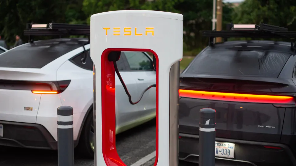 Tesla a carregar num Tesla Supercharger.