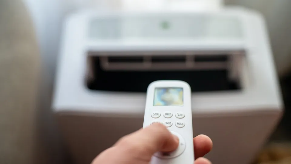 Com calor a apertar, ar condicionado fixo ou portátil? Veja os custos