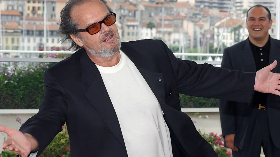 US actor Jack Nicholson gestures as he poses for photographers during the photocall for US director Alexander Payne's film "About Schmidt" 22 May 2002 during the 55th Cannes film festival. The film is in competition for the Golden Palm.  AFP PHOTO OLIVIER