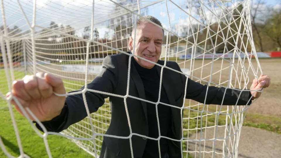 23 November 2020, Hessen, Stadtallendorf: Former Bundesliga and national team goalkeeper Eike Immel, shot on the club premises of the regional league football club TSV Eintracht Stadtallendorf. Here he started his career, here he currently coaches the 2nd