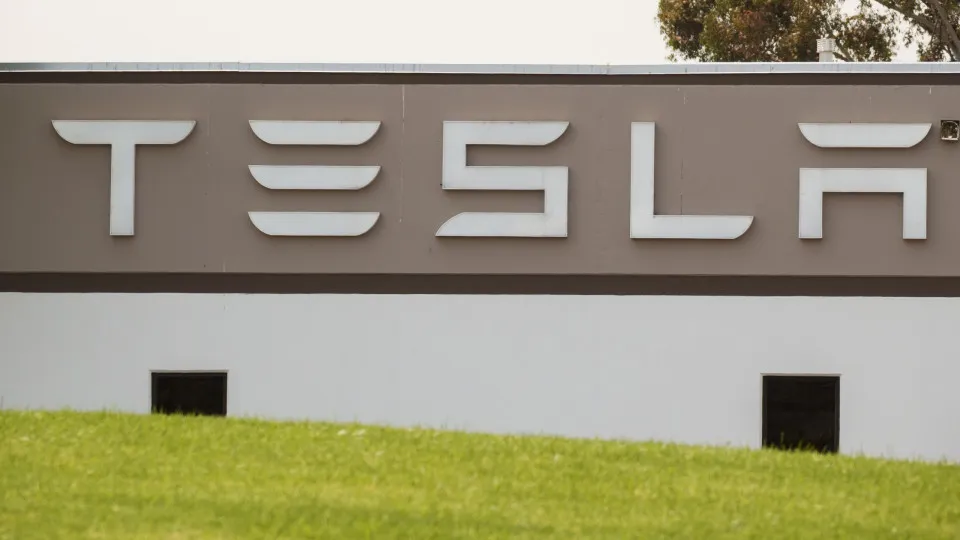 Logótipo da Tesla no Tesla Service Center em San Diego.