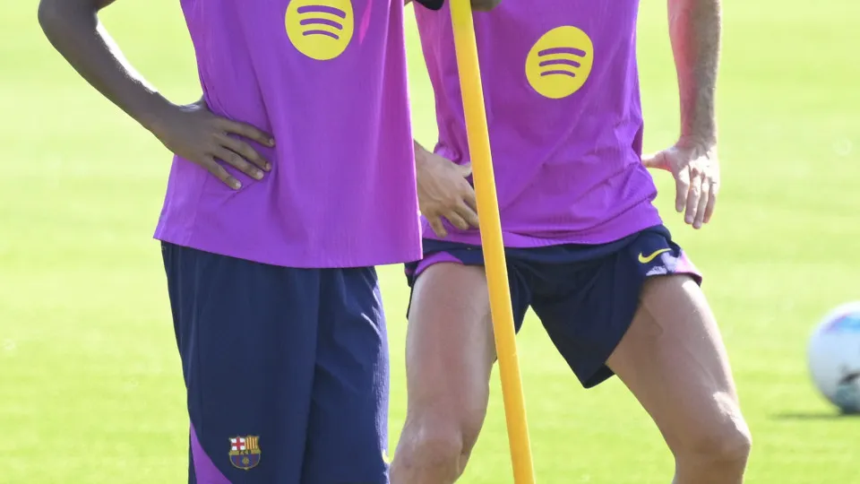 BARCELONA, SPAIN - JULY 17:  Barcelona's Polish forward Robert Lewandowski (R) and Barcelona's Spanish forward Lamine Yamal attend a training session at the Joan Gamper training ground in Sant Joan Despi, near Barcelona, on July 17, 2025. (Photo by Adria 