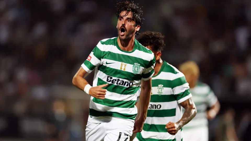 Sporting Lisbon's Portuguese forward #17 Francisco Trincao celebrates scoring a goal during the Portuguese League football match between Casa Pia AC and Sporting CP at Municipal Stadium in Rio Maior on August 8, 2025. (Photo by PATRICIA DE MELO MOREIRA / 