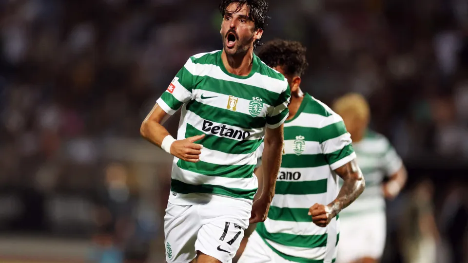 Sporting Lisbon's Portuguese forward #17 Francisco Trincao celebrates scoring a goal during the Portuguese League football match between Casa Pia AC and Sporting CP at Municipal Stadium in Rio Maior on August 8, 2025. (Photo by PATRICIA DE MELO MOREIRA / 