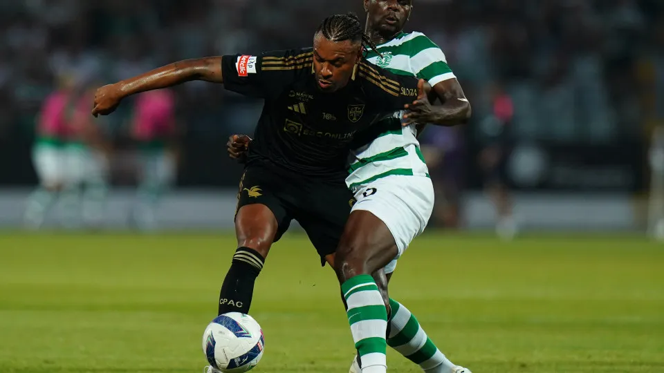 RIO MAIOR, PORTUGAL - AUGUST 8: Cassiano of Casa Pia AC with Ousmane Diomande of Sporting CP in action during the Liga Portugal Betclic match between Casa Pia AC and Sporting CP at Estadio Municipal de Rio Maior on August 8, 2025 in Rio Maior, Portugal.  