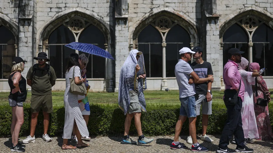 Portugal ; Lisboa ; Calor ; Mosteiro dos Jerónimos ; Turistas ; Verão
