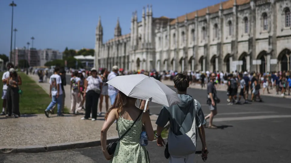 Portugal ; Lisboa ; Calor ; Mosteiro dos Jerónimos ; Turistas ; Verão