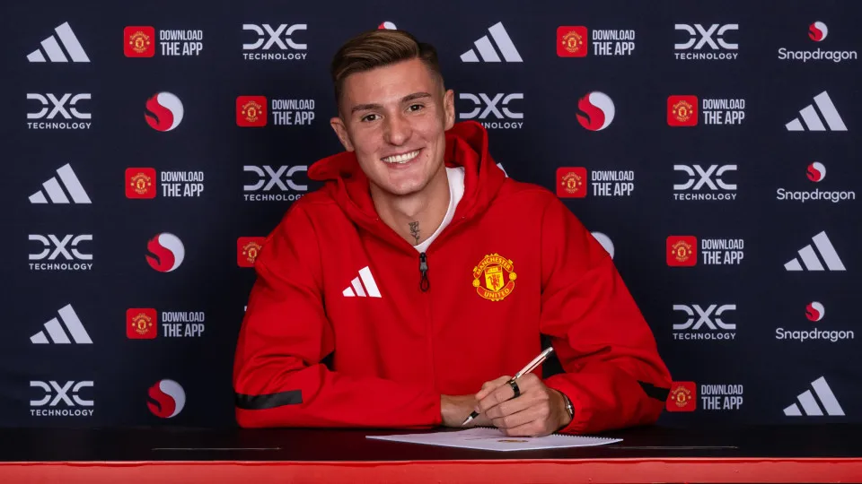 MANCHESTER, ENGLAND - AUGUST 09: (EXCLUSIVE COVERAGE) Benjamin Sesko of Manchester United poses after signing for the club at Carrington Training Ground on August 09, 2025 in Manchester, England. (Photo by Manchester United/Manchester United via Getty Ima