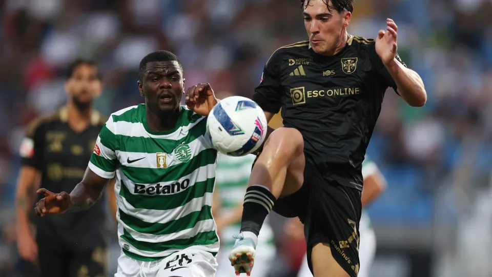 Sporting Lisbon's Ivorian defender #26 Ousmane Diomande (L) and Casa Pia's Spanish forward #72 Gaizka Larrazabal fight for the ball during the Portuguese League football match between Casa Pia AC and Sporting CP at Municipal Stadium in Rio Maior on August