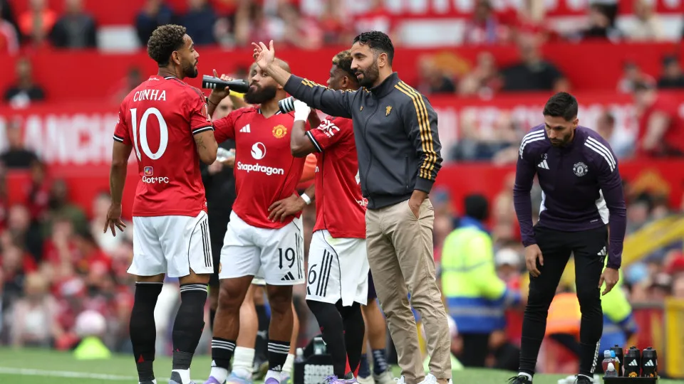 MANCHESTER, ENGLAND - AUGUST 09: Ruben Amorim, Manager of Manchester United gives instructions to Matheus Cunha of Manchester United whilst there is a break in play during the pre-season friendly match between Manchester United and ACF Fiorentina at Old T